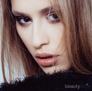 Bibir Kering Seharian karena Lipstik? Atasi dengan Cara Ini Yuk!