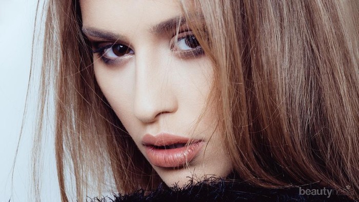 Bibir Kering Seharian karena Lipstik? Atasi dengan Cara Ini Yuk!