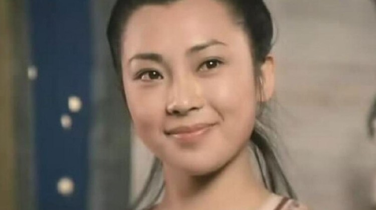 Mantan istri pertama Jet Li ternyata tidak kalah kerennya dengan Jet Li. Seperti yang diketahui, ternyata Huang Qiuyan merupakan anggota Beijing Wushu Team.