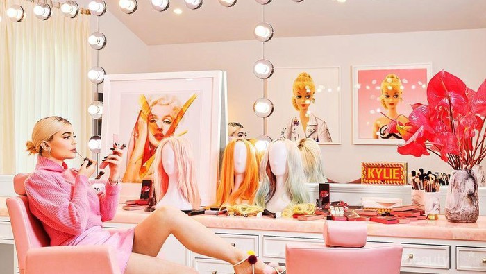 Penampakan Rumah Miliaran Rupiah Milik Kylie Jenner, Serba Pink Bernuansa Pop Art!