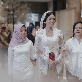Cantik dan Memesona! Model Kebaya Brokat Para Selebiriti Ini, Bisa Jadi Insprasi untuk Pernikahanmu