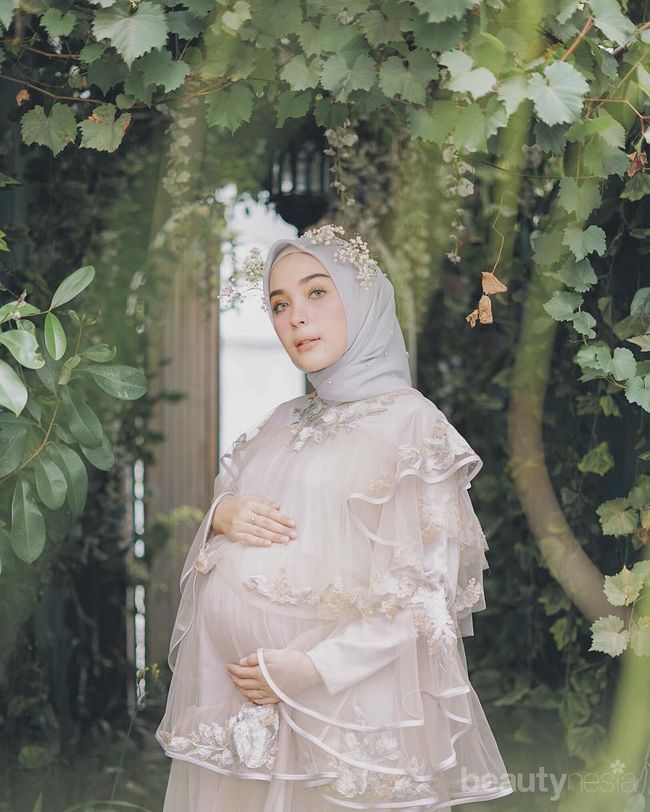 5 Inspirasi Foto Maternity Ala Selebgram Hijab, Cantik dan Anggun Meski