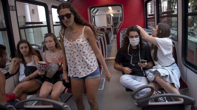 Tourists are seen onboard the Corcovado hill train, on their way up to see the statue of Christ the Redeemer in Rio de Janeiro, Brazil, on March 17, 2020. - Rio de Janeiro's state government closed the iconic Christ the Redeemer statue and the cable car to Sugarloaf Mountain, two of the city's most famous attractions, as an emergency measure to stop the spread of the new coronavirus COVID-19. (Photo by MAURO PIMENTEL / AFP)