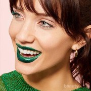 Cara Makeup Unik yang Bisa Kamu Tiru, Bikin Eyelash dan Lipstick Jadi Matching!