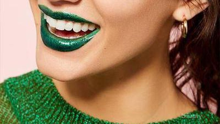 Cara Makeup Unik yang Bisa Kamu Tiru, Bikin Eyelash dan Lipstick Jadi Matching!