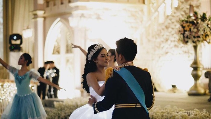 5 Pernikahan Idaman yang Enggak Biasa, Cuma Pakai Celana Jeans - Konsep Cinderella