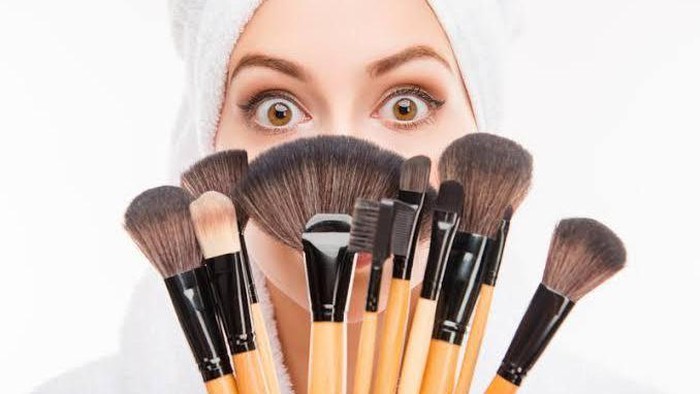 Penting Ladies! Cara Mencuci Kuas Make Up Agar Tetap Awet Ini Perlu Kamu Ikuti