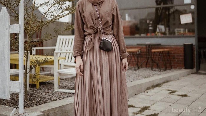 Bingung Mix and Match Rok Lipit? Contek 5 Gaya Selebgram dengan Tampilan Modern Ini