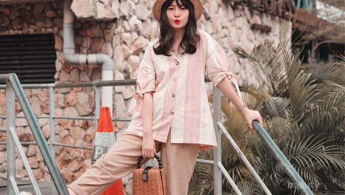 Inspirasi Atasan Warna Peach yang Sesuai untuk Wanita Segala Usia