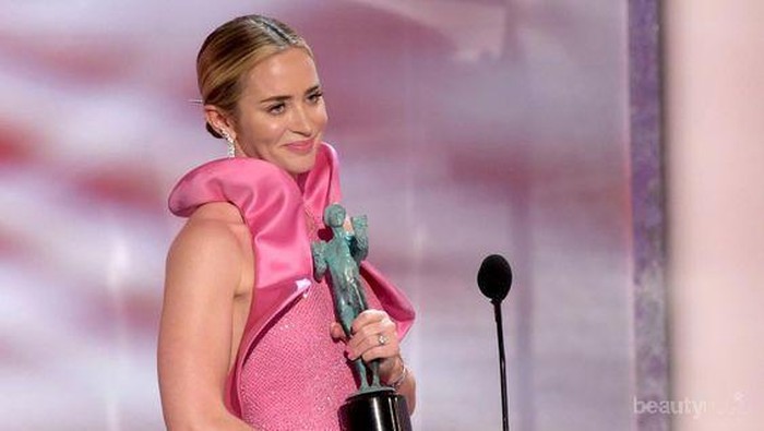 Menilik Style Artis Emily Blunt di SAG Awards, Pakai Anting Karya Desainer Indonesia lho
