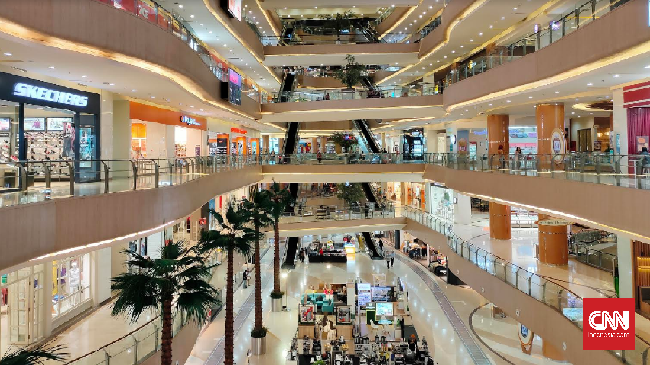 Suasana pusat perbelanjaaan Grand Metropolitan Mall di kawasan Bekasi terlihat sepi, Bekasi, Rabu, 18 Maret 2020. CNNIndonesia/Safir Makki