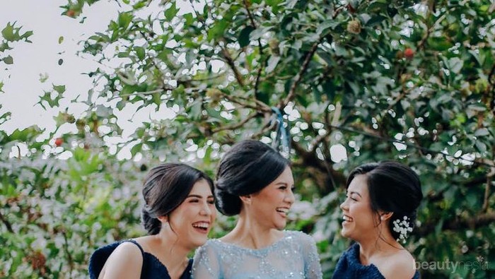 Cantik dan Menawan! Tren Model Kebaya Modern Ini Cocok untuk Lamaran, Intip Yuk Inspirasinya!