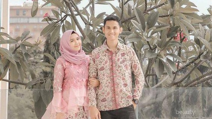 Wah, Ide Outfit Batik Couple Ini Oke Banget buat Tampil Sama Pasangan! Wajib Dicoba!