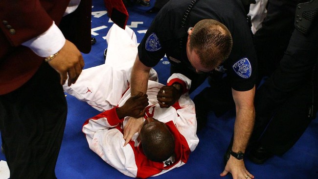 Roger Mayweather pernah marah besar dan masuk ring ketika alat vital Floyd Mayweather dipukul Zab Judah.