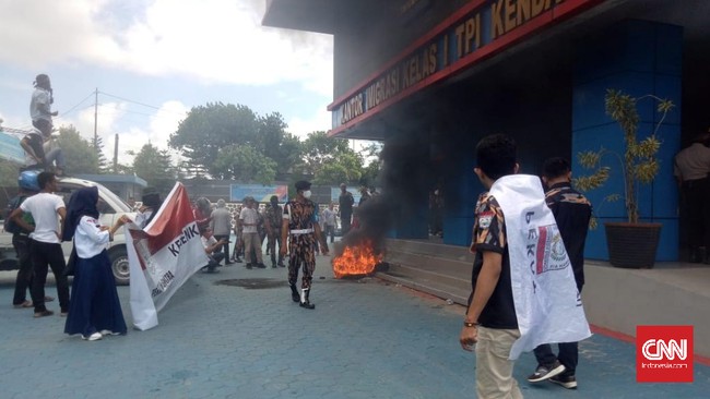 Demonstrasi menolak kedatangan 46 tenaga kerja asing (TKA) China di Kantor Imigrasi Klas IA Kendari berlangsung ricuh, Rabu (18/3).