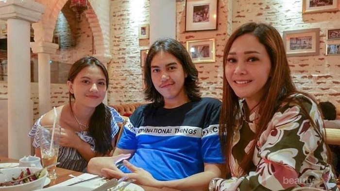 Gaya Marsha Aruan Liburan Bareng Sama Pacar dan 'Camer', Bikin Adem!