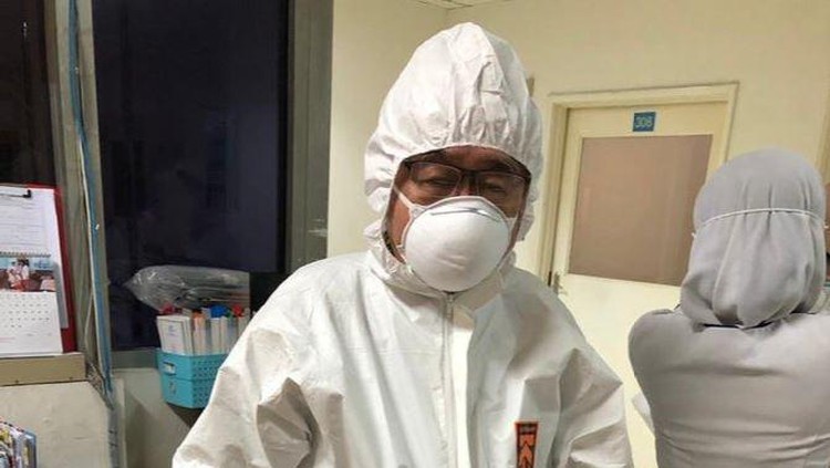 Seorang pasien menceritakan sosok dokter Handoko Gunawan yang sedang viral, Bunda. Rupanya, dokter Handoko adalah sosok dokter yang senang bercanda.