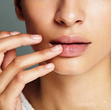 Sering Pakai Lipstick? Ini 5 Cara Mengatasi Warna Bibir yang Gelap Akibat Lipstik!