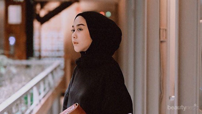 Tampil Kece Badai dengan Monokrom Style Hijabers Intan Khasanah '@strngrrr'