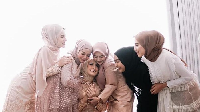 Kekinian Banget, Ini 5 Inspirasi Fashion Kondangan Warna Pastel ala Geng Selebgram
