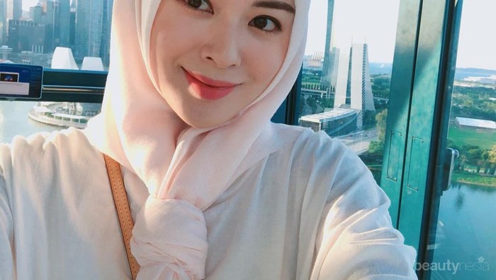 Manisnya Gaya Hijab si Cantik Ayana Jihye Moon dalam Balutan Warna Pastel