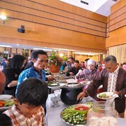 [FORUM] boleh ga sih makan sambil diri? kalo pas dateng ke undangan, gimana siasatin nya?