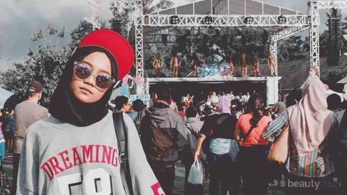 Contek 5 Style Streetwear dengan Sweater ala Hijabers Biar Foto OOTD Kamu Makin Kece!