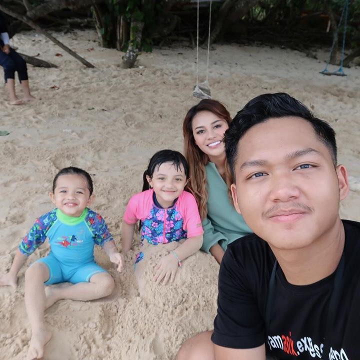 Aurel dan Azriel pun begitu dekat dengan kedua adik sambung mereka, anak Bunda Ashanty, Arsy dan Arsya. (Foto: Instagram)