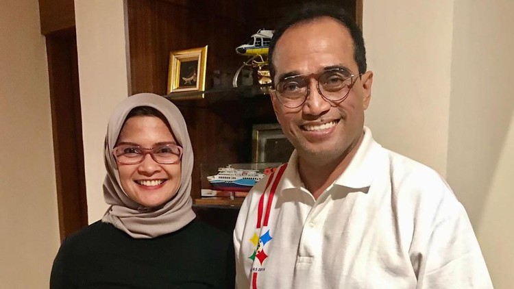 Staf khusus Budi Karya Sumadi, Adita Irawati, sedang menjalani karantina mandiri selama 14 hari di rumah. Ini kegiatan sehat yang dia lakukan.