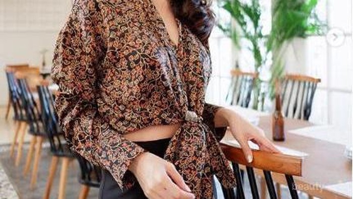 Model Batik Modern Selebgram Ini Cantik Banget, Wajib Dicontek Nih!