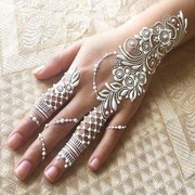 5 Inspirasi Desain Henna Simpel Ini Sangat Cocok untuk Hari Pernikahanmu! Kamu Harus Coba, Ladies!