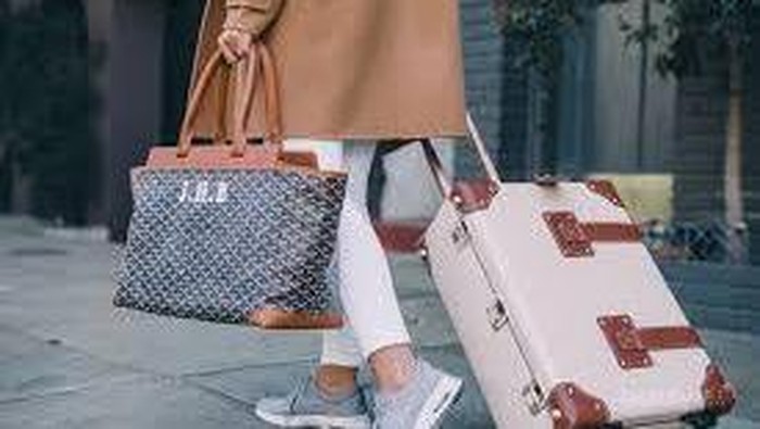 Ladies, 5 Merk Sepatu dan Sandal Ini Nyaman Banget untuk Traveling