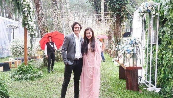 Intip yuk, Ini Inspirasi Kebaya untuk Couple Saat Kondangan