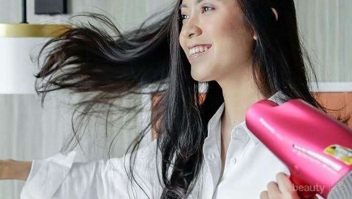 Ladies, Ini Dia Tips Keramas di Pagi Hari Tanpa Harus Takut Telat ke Kantor!