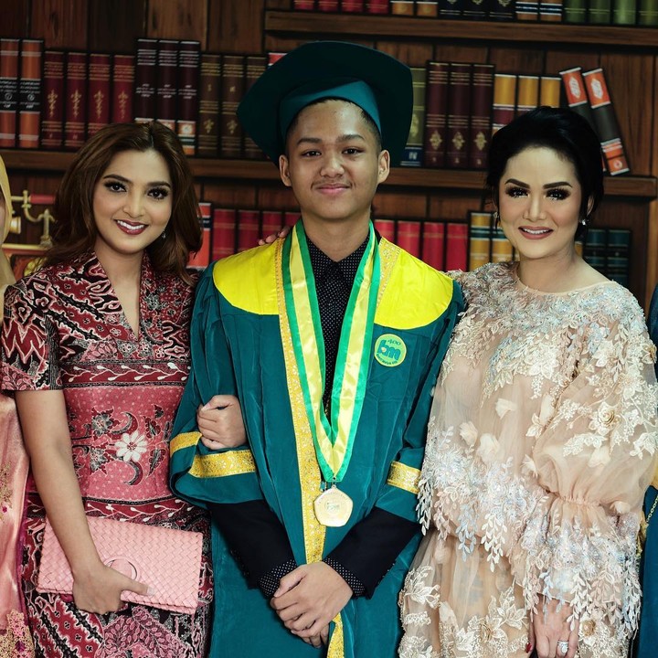 Kedekatan Aurel dan Azriel dengan Bunda Ashanty tak diragukan lagi, meski statusnya adalah ibu sambung. Intip yuk deretan potret kedekatan mereka. So sweet!