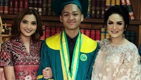 Sejak kecil, Aurel dan Azriel Hermansyah begitu lengket dengan Bunda Ashanty. Terlebih setelah orang tua mereka, Anang Hermansyah dan Krisdayanti (KD), bercerai pada 2009. (Foto: Instagram)