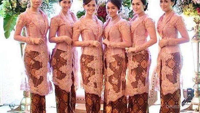 Padu Padan Kebaya Dengan Model Rok Batik Panjang Ini Pas Banget Buat Ke Pesta Kamu Mesti Coba 4426