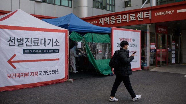 A general view shows a COVID-19 novel coronavirus testing booth outside the Yangji hospital in Seoul on March 17, 2020. - A South Korean hospital has introduced 