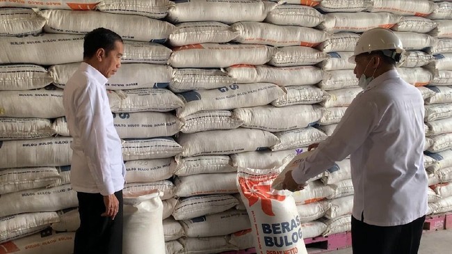 Presiden Jokowi memerintahkan Bulog jaga pasokan walau saat ini persediaan beras nasional masih cukup.