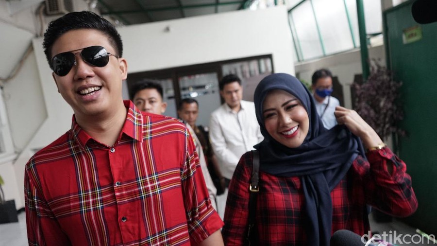 Pablo Benoa dan Rey Utami saat ditemui di PN Jaksel.