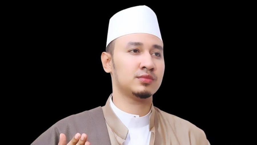 Habib Usman Suami Kartika Putri