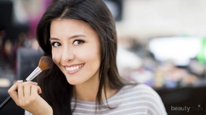 Biar Riasanmu Makin Cetar, 5 Jenis Kuas Make Up Ini Wajib Kamu Punya, Ladies!