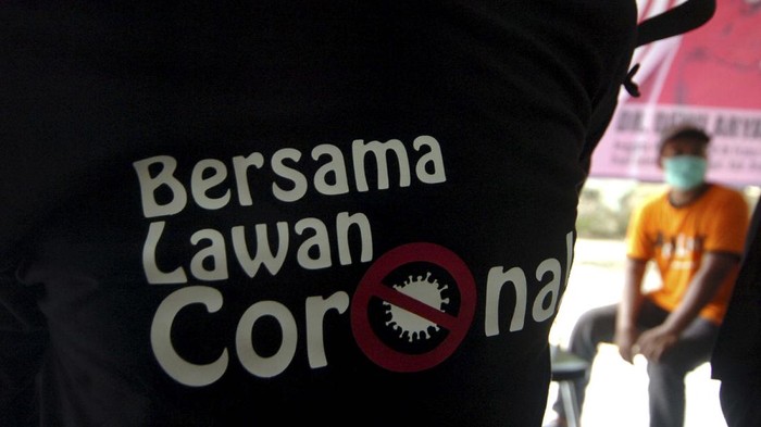 Seorang warga mengenakan masker saat deklarasi Bersama Lawan Corona (COVID-19) di Kecamatan Kramat, Kabupaten Tegal, Jawa Tengah, Rabu (18/3/2020). Deklarasi Bersama Lawan Corona (COVID-19) yang diikuti anggota Komisi IX DPR Fraksi PDI Perjuangan Dewi Aryani, TNI, Polisi dan warga setempat tersebut untuk mengajak seluruh masyarakat hidup bersih dan sehat untuk antisipasi penyebaran COVID-19. ANTARA FOTO/Oky Lukmansyah/foc.