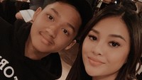 Setelah orang tuanya resmi berpisah, Aurel dan Azriel kemudian memilih tinggal bersama sang ayah, meski harus hidup seadanya di ruko di kawasan Radio Dalam, Jakarta Selatan. (Foto: Instagram)