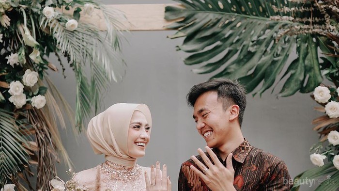 Baju Kebaya Hijab Modern untuk Tunangan Ini Banyak Dipakai Selebgram Baju Kebaya Hijab Modern untuk Tunangan Ini Banyak Dipakai Selebgram