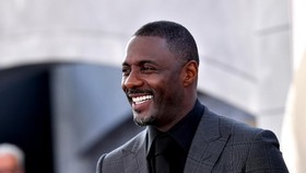Louboutin dan Idris Elba Buat Koleksi Amal Cegah Rasial