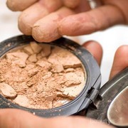 Enggak Sengaja Memecahkan Makeup Powder? Jangan Panik, Perbaiki dengan Tips Ini