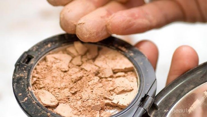 Enggak Sengaja Memecahkan Makeup Powder? Jangan Panik, Perbaiki dengan Tips Ini