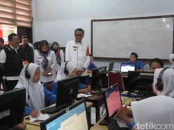 Tinjau UNBK SMK, Gubernur Sulsel Cek Sterilisasi Siswa untuk Cegah Corona