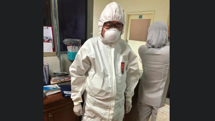 Begini kabar terbaru Handoko Gunawan, dokter berusia 80 tahun yang viral di media sosial karena merawat pasien Corona. Ia sempat dikabarkan masuk ICU.